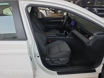 2025 Toyota Camry LE - miniatura 8