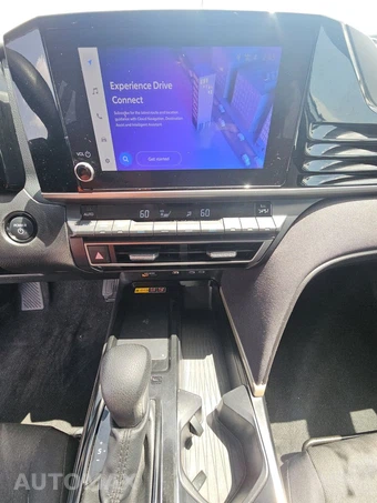 2025 Toyota Camry LE - miniatura 17