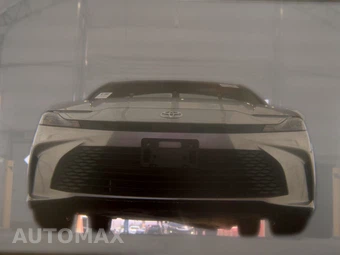 2025 Toyota Camry LE - miniatura 3