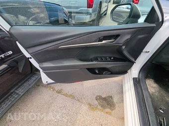 2025 Toyota Camry LE - miniatura 9