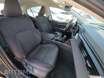 2025 Toyota Camry LE - miniatura 8