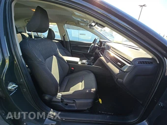 2025 Toyota Camry LE - miniatura 8