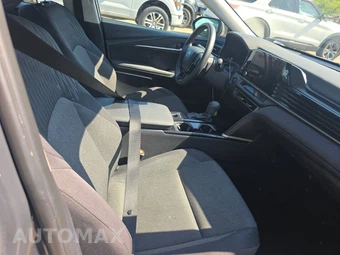2025 Toyota Camry LE - miniatura 8