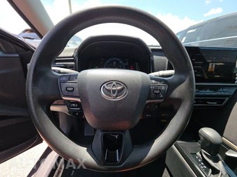 2025 Toyota Camry LE - miniatura 10