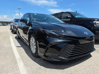 2025 Toyota Camry LE - miniatura 3
