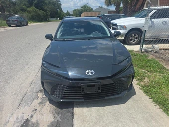 2025 Toyota Camry LE - miniatura 2