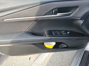 2025 Toyota Camry LE - miniatura 9