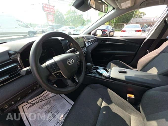 2025 Toyota Camry LE - miniatura 10