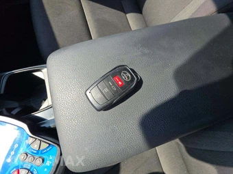 2025 Toyota Camry LE - miniatura 8
