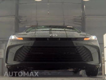 2025 Toyota Camry LE - miniatura 3