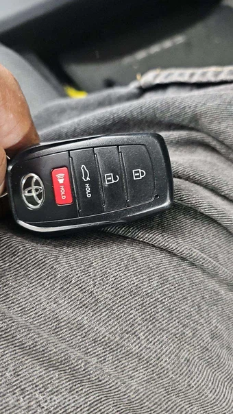 2025 Toyota Camry LE - miniatura 18