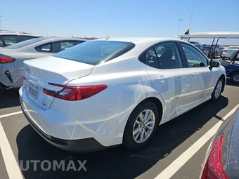 2025 Toyota Camry LE - miniatura 4