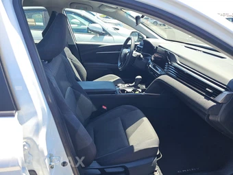 2025 Toyota Camry LE - miniatura 8