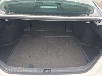 2025 Toyota Camry LE - miniatura 16