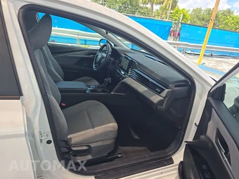 2025 Toyota Camry LE - miniatura 8
