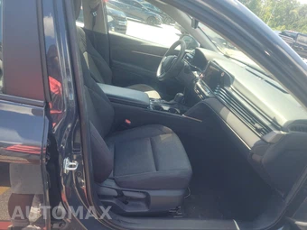 2025 Toyota Camry LE - miniatura 8