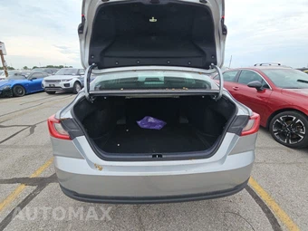 2025 Toyota Camry LE - miniatura 16