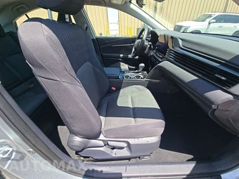 2025 Toyota Camry LE - miniatura 8