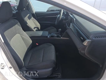 2025 Toyota Camry LE - miniatura 8