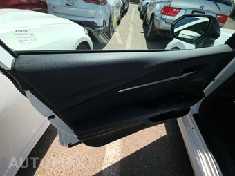 2025 Toyota Camry LE - miniatura 15