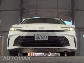 2025 Toyota Camry LE - miniatura 3
