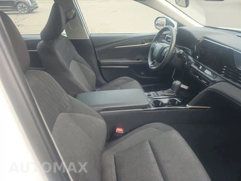 2025 Toyota Camry LE - miniatura 8