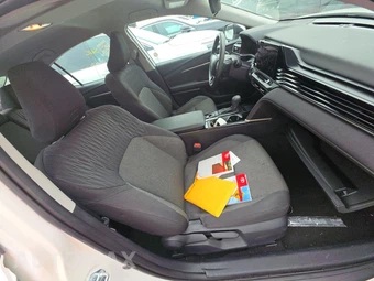 2025 Toyota Camry LE - miniatura 8