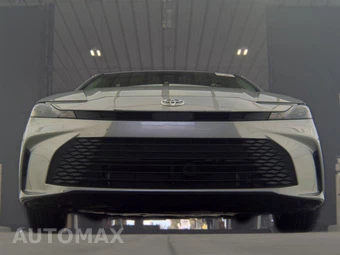 2025 Toyota Camry LE - miniatura 3