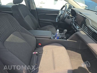 2025 Toyota Camry LE - miniatura 8