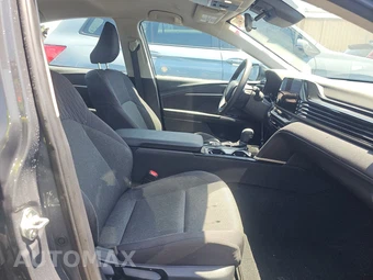 2025 Toyota Camry LE - miniatura 8