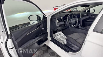 2025 Toyota Camry LE - miniatura 11
