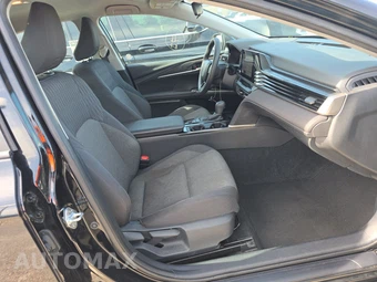 2025 Toyota Camry LE - miniatura 8