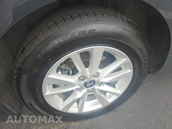 2025 Toyota Camry LE - miniatura 10