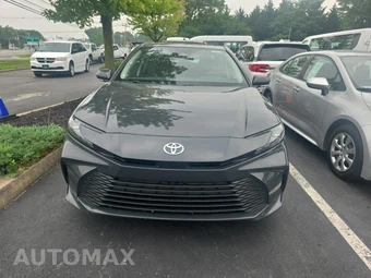 2025 Toyota Camry LE - miniatura 2