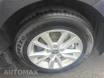 2025 Toyota Camry LE - miniatura 9