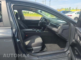 2025 Toyota Camry LE - miniatura 6