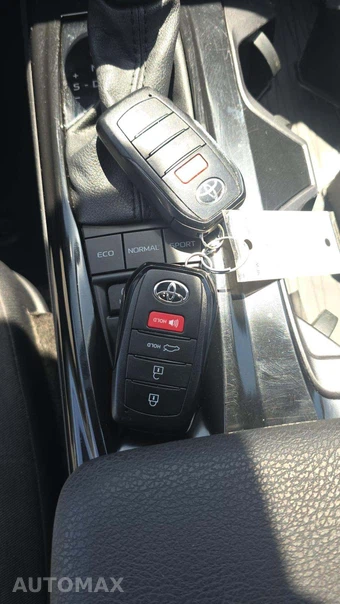 2025 Toyota Camry LE - miniatura 18