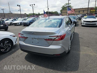 2025 Toyota Camry LE - miniatura 3