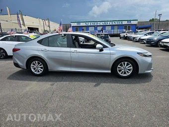 2025 Toyota Camry LE - miniatura 4
