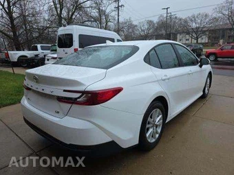 2025 Toyota Camry LE - miniatura 3