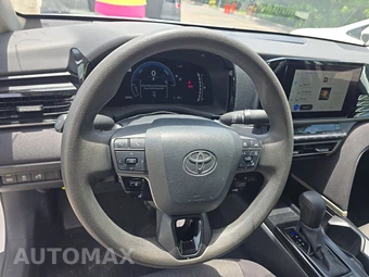 2025 Toyota Camry LE - miniatura 10