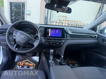 2025 Toyota Camry LE - miniatura 10
