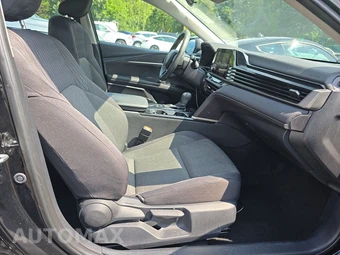 2025 Toyota Camry LE - miniatura 8