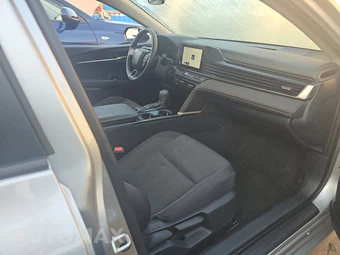 2025 Toyota Camry LE - miniatura 8