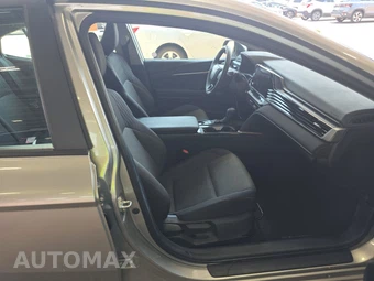 2025 Toyota Camry LE - miniatura 8