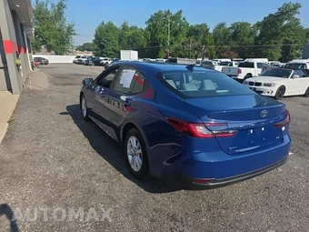 2025 Toyota Camry LE - miniatura 6