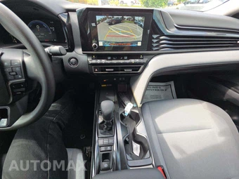 2025 Toyota Camry LE - miniatura 10