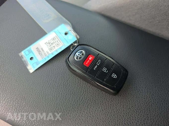 2025 Toyota Camry LE - miniatura 8