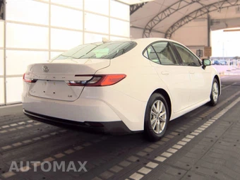2025 Toyota Camry LE - miniatura 4