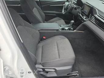 2025 Toyota Camry LE - miniatura 8